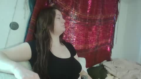 Snapshot of emerieskye chatting on 01.18.25 EmerieSkye online show from 01.18.25