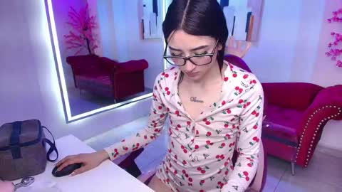 Snapshot of emiily_andrews chatting on 05.23.26 Emiily online show from 05.23.26