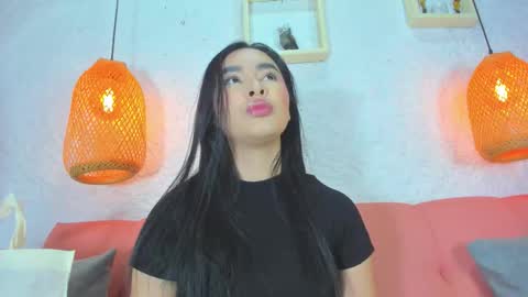 Snapshot of emiily_s chatting on 11.01.25 Emily online show from 11.01.25