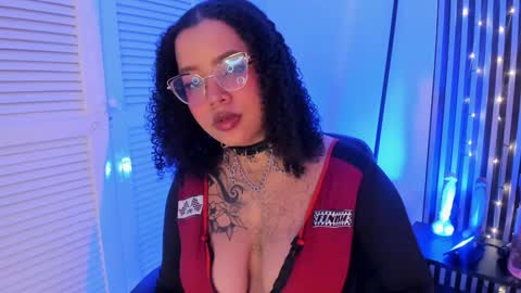 Snapshot of emiilycollins1 chatting on 12.12.24 online show from 12.12.24