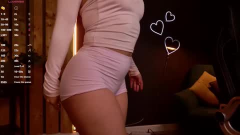 Snapshot of emilia_dream chatting on 12.15.25 emilia_dream online show from 12.15.25