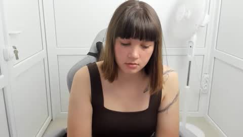 Snapshot of emilli_moon chatting on 05.27.26 Emmi online show from 05.27.26