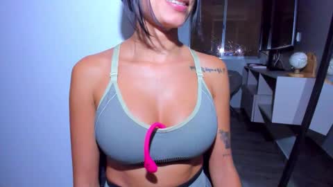 Snapshot of emillyhils1 chatting on 02.15.26 emilly online show from 02.15.26