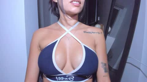 Snapshot of emillyhils1 chatting on 03.25.26 emilly online show from 03.25.26