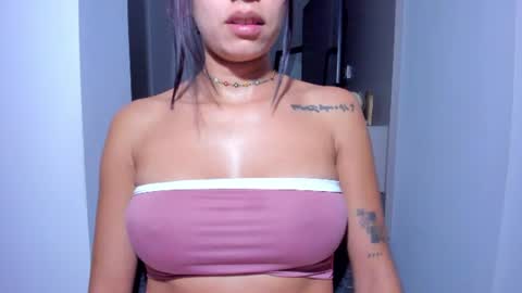 Snapshot of emillyhils1 chatting on 06.26.26 emilly online show from 06.26.26