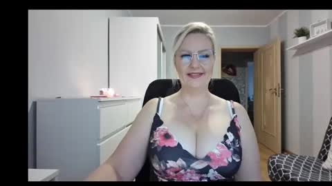 Snapshot of emillykiss chatting on 12.04.25 EmillyLove online show from 12.04.25