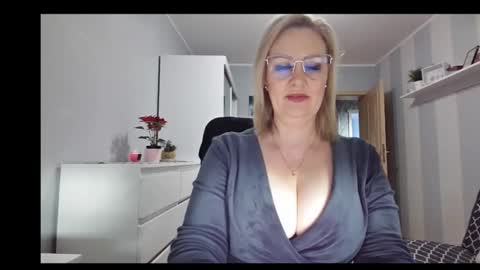 Snapshot of emillykiss chatting on 12.18.25 EmillyLove online show from 12.18.25