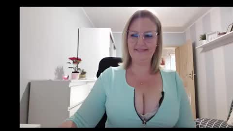 Snapshot of emillykiss chatting on 12.19.25 EmillyLove online show from 12.19.25