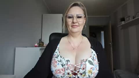 Snapshot of emillykiss chatting on 02.27.26 EmillyLove online show from 02.27.26