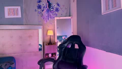 Snapshot of emily_castillo1_ chatting on 06.12.26 emily_castillo1_ online show from 06.12.26