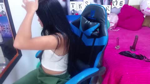 Snapshot of emily_rosse04 chatting on 02.12.25 online show from 02.12.25