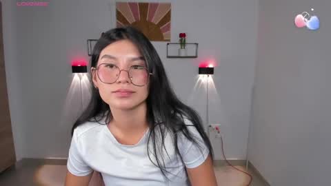 Snapshot of emily_villamil_ chatting on 04.13.26 Emi online show from 04.13.26