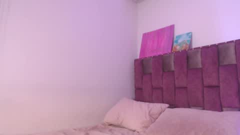 Snapshot of emily_w2 chatting on 09.17.25 emily_w2 online show from 09.17.25