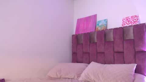 Snapshot of emily_w2 chatting on 09.19.25 emily_w2 online show from 09.19.25