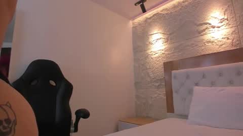  E M Y L Y  online show from 03.10.26