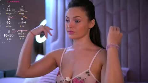 Snapshot of emilyjuarez chatting on 10.03.25 Emily online show from 10.03.25