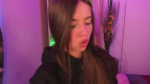 Snapshot of emilykarterr chatting on 12.19.24 VALEEEN online show from 12.19.24