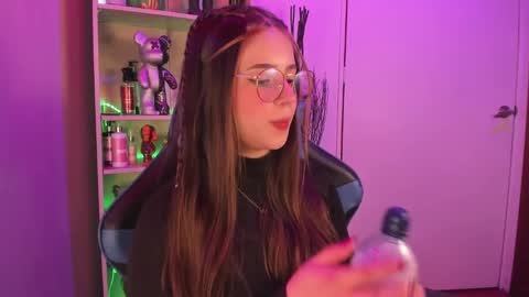 Snapshot of emilykarterr chatting on 02.05.25 VALEEEN online show from 02.05.25