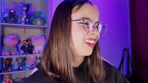 Snapshot of emilykarterr chatting on 09.17.25 VALEEEN online show from 09.17.25