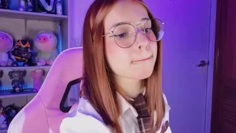 Snapshot of emilykarterr chatting on 11.24.25 VALEEEN online show from 11.24.25