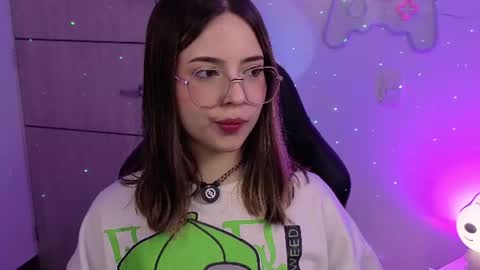 Snapshot of emilykarterr chatting on 06.23.26 VALEEEN online show from 06.23.26