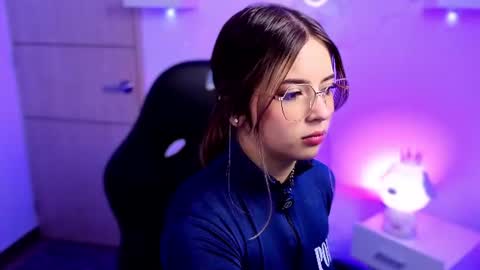 Snapshot of emilykarterr chatting on 06.26.26 VALEEEN online show from 06.26.26