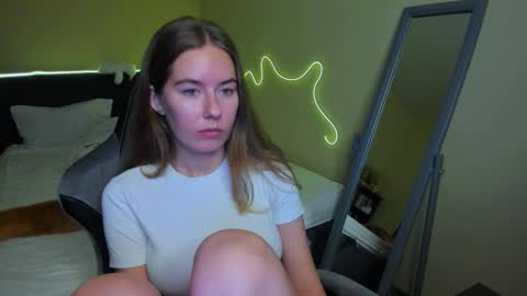 Snapshot of emilyy____ chatting on 11.30.25 Emily online show from 11.30.25