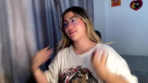 Snapshot of emma__bell_ chatting on 11.10.25 Emma Is here online show from 11.10.25