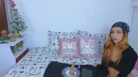 Snapshot of emma_blue_ chatting on 12.14.24 Emma Blue modelo independiente online show from 12.14.24