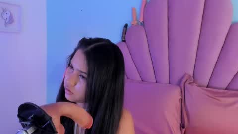 Snapshot of emma_clarke_ chatting on 10.13.25 emma online show from 10.13.25