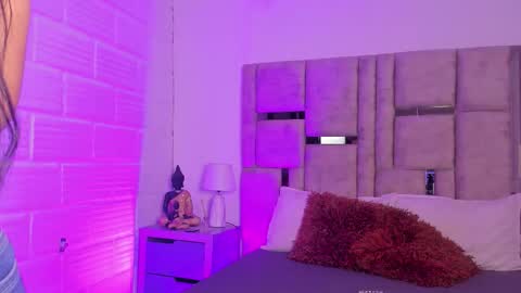 Snapshot of emmabecket2 chatting on 11.20.25 emma becket online show from 11.20.25