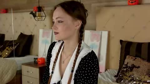 Snapshot of emmacamm chatting on 10.31.25 EmmaCamm online show from 10.31.25