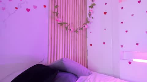 emmaclark_1 online show from 09.12.25