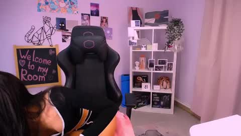 Snapshot of emmakeam_ chatting on 12.07.24 Emma online show from 12.07.24