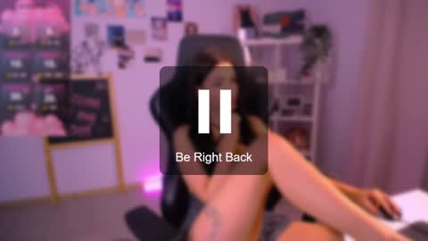 Snapshot of emmakeam_ chatting on 12.08.24 Emma online show from 12.08.24