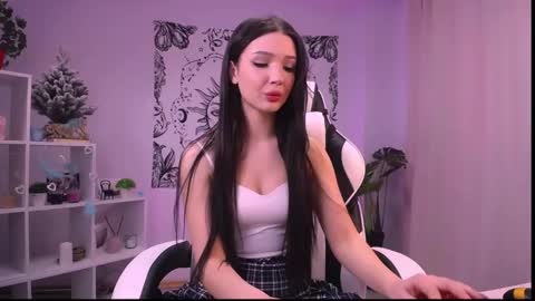 Snapshot of emmakeam_ chatting on 12.28.24 Emma online show from 12.28.24