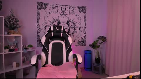 Snapshot of emmakeam_ chatting on 01.29.25 Emma online show from 01.29.25