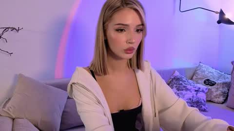 Snapshot of emmakeam_ chatting on 11.13.25 Emma online show from 11.13.25