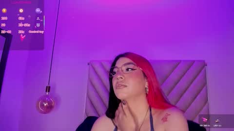 Snapshot of emmaswift1 chatting on 11.17.25 Emma online show from 11.17.25