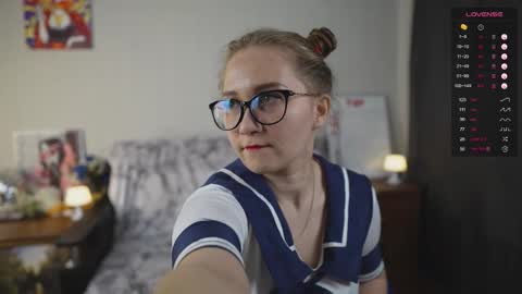 Snapshot of emmatiny chatting on 09.27.25 Mia online show from 09.27.25