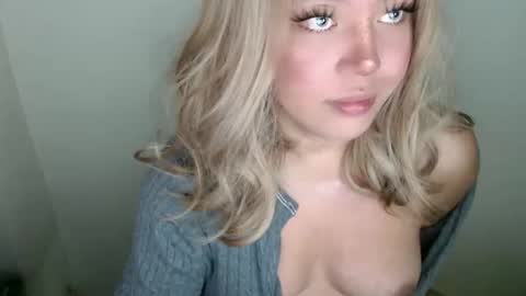 Snapshot of emmawatsoons chatting on 09.20.25 YourDreamGirl Emma online show from 09.20.25