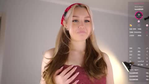 Snapshot of emmiemurray chatting on 10.24.25 Aurora online show from 10.24.25