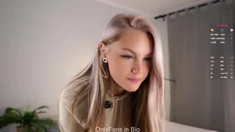 Snapshot of emmiemurray chatting on 11.29.25 Aurora online show from 11.29.25