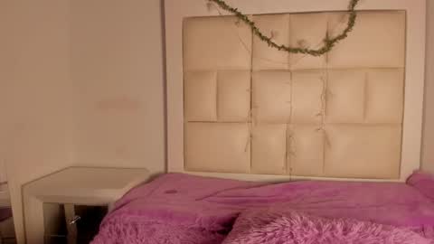 emmily_evans_ online show from 11.10.25