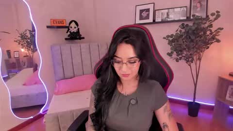 Snapshot of emmyevans1 chatting on 09.10.25 Emmy Evans online show from 09.10.25