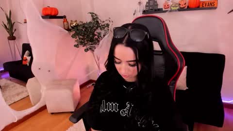 Snapshot of emmyevans1 chatting on 10.20.25 Emmy Evans online show from 10.20.25