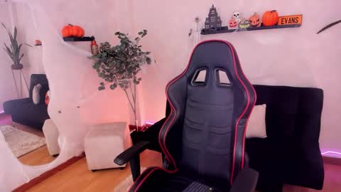 Snapshot of emmyevans1 chatting on 10.28.25 Emmy Evans online show from 10.28.25