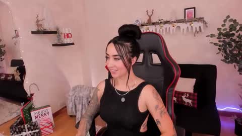 Snapshot of emmyevans1 chatting on 11.12.25 Emmy Evans online show from 11.12.25