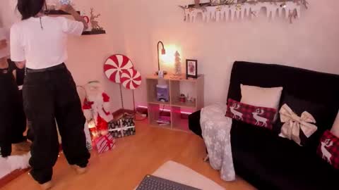 Snapshot of emmyevans1 chatting on 12.19.25 Emmy Evans online show from 12.19.25