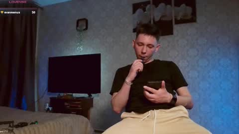 Snapshot of emveeboy96 chatting on 05.19.26 emveeboy96 online show from 05.19.26